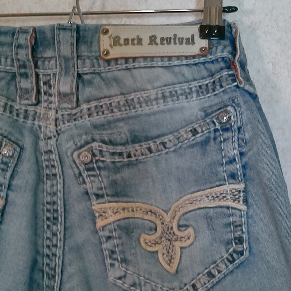 LKNW Rock Revival Ella Capri Jeans WSz30 Faded Blue, Flur De Lis + Rhinestones - Picture 12 of 15